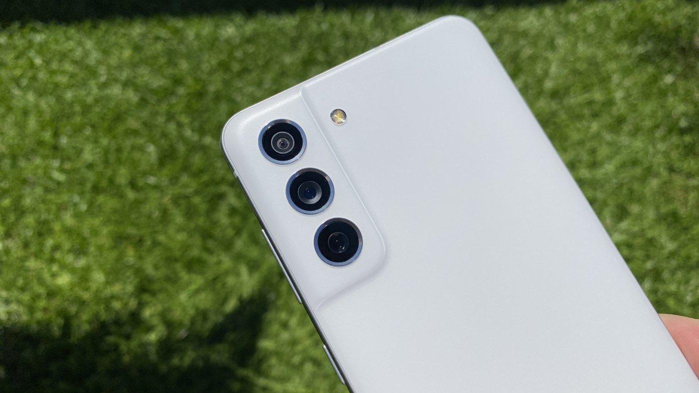 O Galaxy S21 Fe parece executar o Android 16 com um IU 8 antes do lançamento ofi...