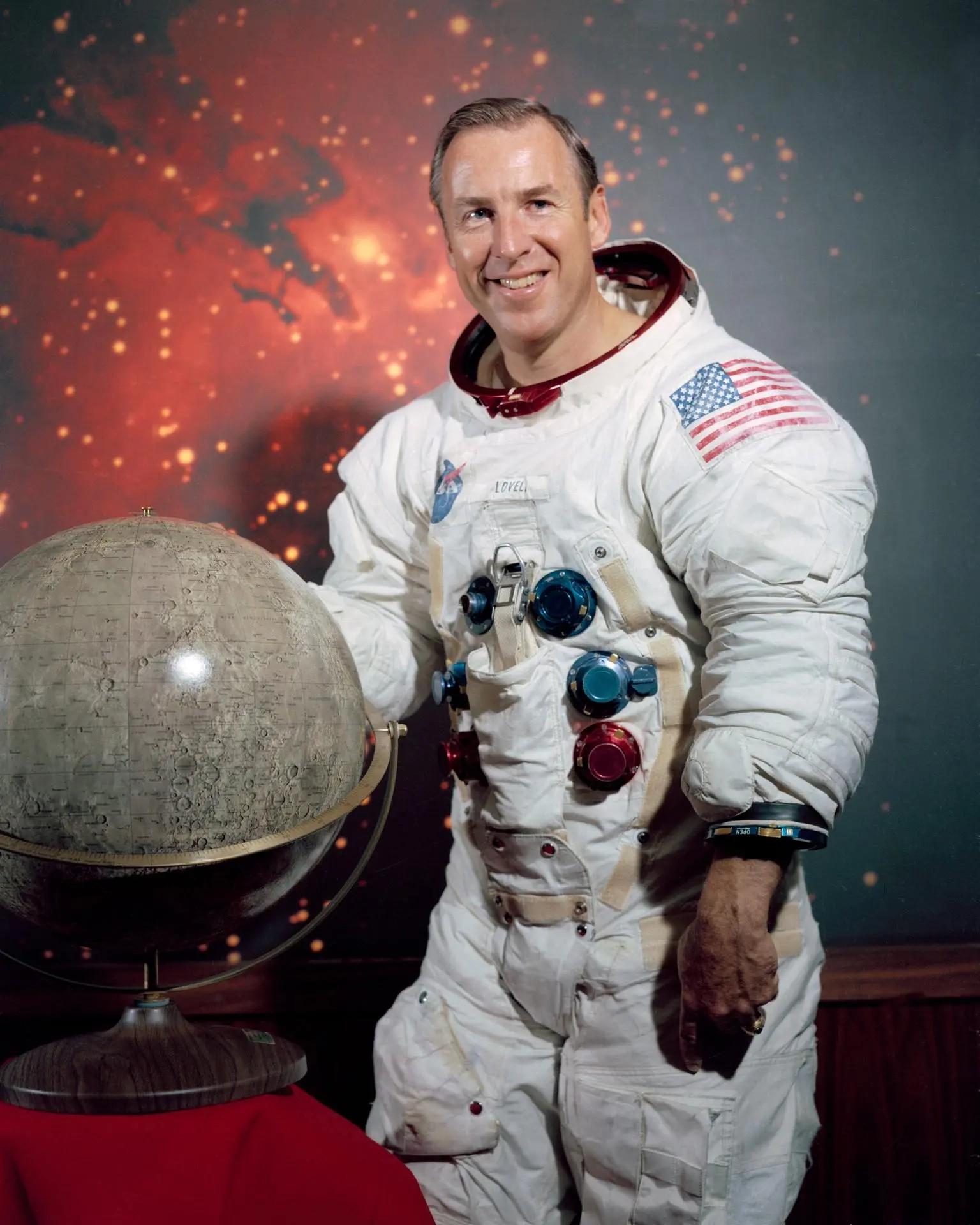 Atualização para Jim Lovell, comandante da Apollo havia morrido