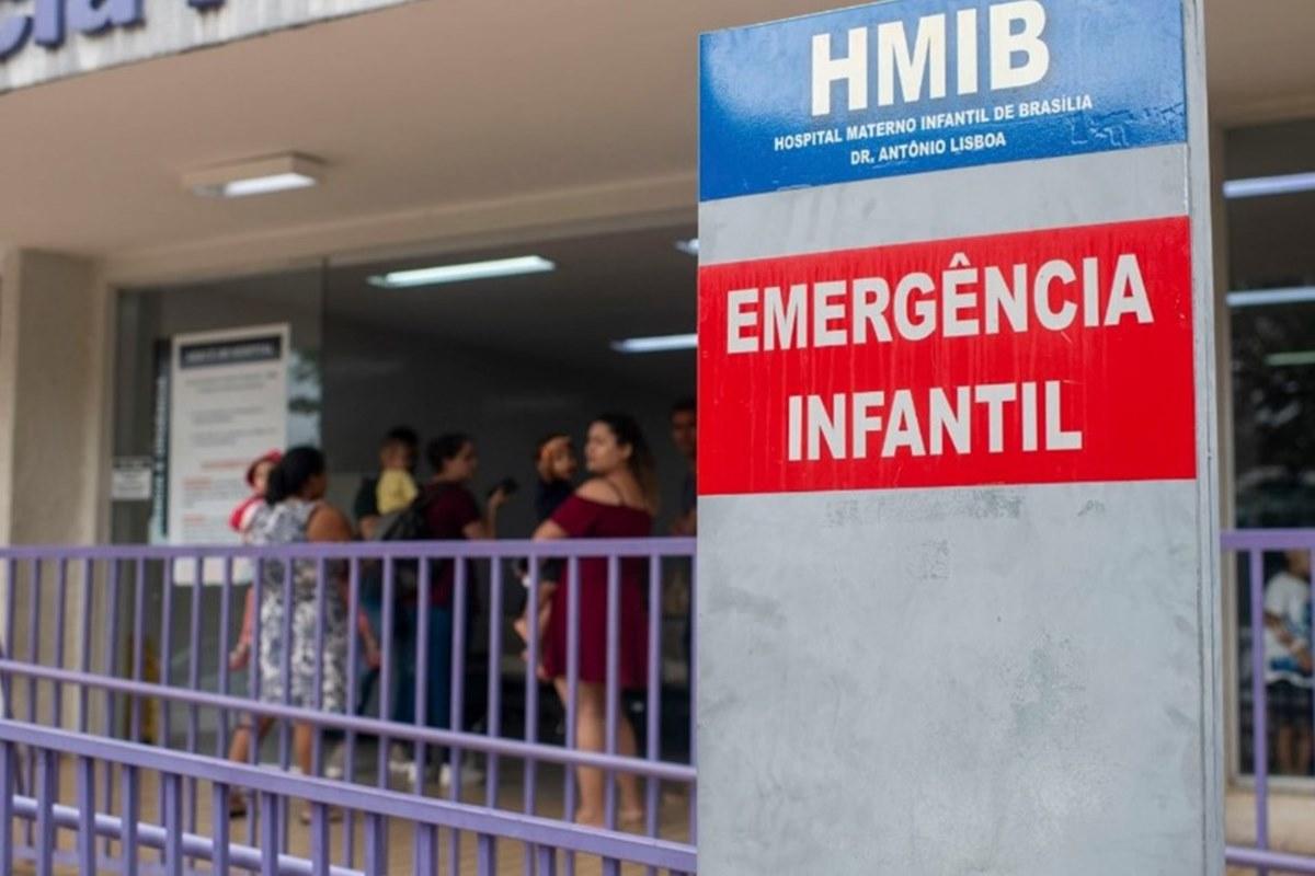 Intestinos e o útero de uma mulher durante um aborto legal |Meio